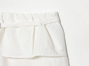 Vue détaillée de la taille en nylon blanc avec ceinture assortie et design plissé ajusté