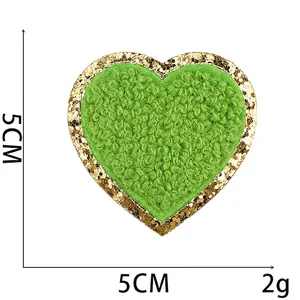 Detail van 5x5cm groene chenille hartpatch met gouden lovertjes en 2g totaalgewicht