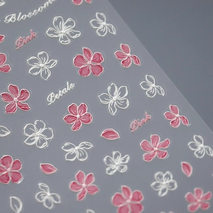 Adesivi per unghie 5D in rilievo con fiori di ciliegio e petali rosa e bianchi decorati