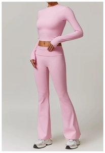 Ensemble de yoga rose avec pantalon évasé et haut court à manches longues brossé doux