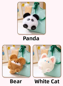 Pendentifs en peluche panda, souris et chat accrochés sur un sac en toile verte