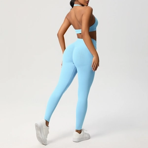 Dettaglio del set yoga celeste senza cuciture con leggings a vita alta e reggiseno sportivo