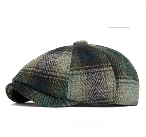 Détail de la casquette gavroche à carreaux verts montrant la texture en laine et tweed