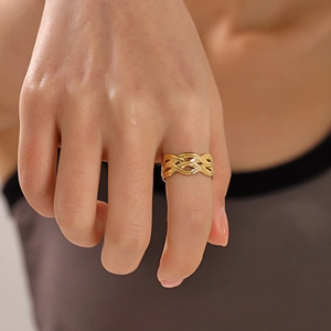 Bague croisée tressée plaquée or 18 carats avec texture polie élégante pour femmes