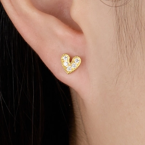 Boucles d'oreilles cœur en argent S925 doré avec zircons portées par un mannequin