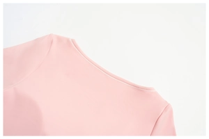 Dettaglio dello scollo della maglia yoga rosa con cuciture precise e tessuto morbido