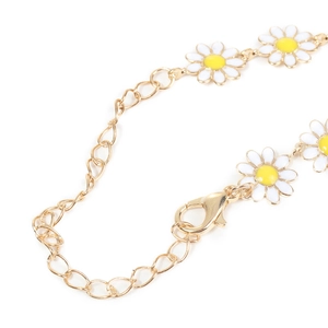 Daisy pendant necklace with gold finish, lobster clasp and adjustable tail chain detail