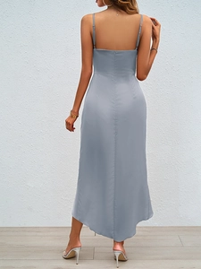 Vue arrière de la robe en satin gris avec bretelles spaghetti et fermeture éclair cachée