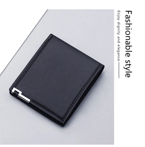 Detailansicht der schwarzen Lederbrieftasche mit silberner Metallverzierung