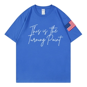 T-shirt in cotone blu con stampa Turning Point e toppa bandiera USA sulla manica