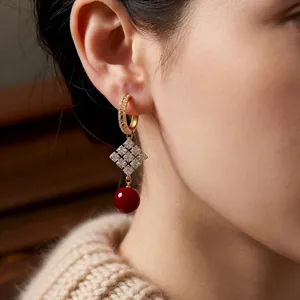 Boucles d'oreilles losange plaquées or 18k avec perle bordeaux et zircons brillants