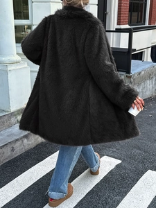 Manteau élégant en peluche foncée à manches longues pour femme en milieu urbain