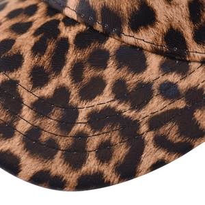 Dettaglio del cappello leopardato in pelle PU con cuciture rinforzate sulla visiera