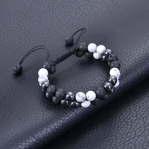 Nahaufnahme des zweilagigen geflochtenen Armbands mit 8 mm Lavastein und weißem Türkis