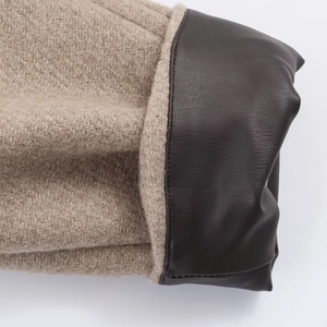 Détail du tissu aspect laine avoine cousu avec une texture cuir synthétique marron