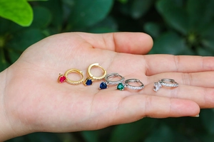 Orecchini a cerchio con zirconi colorati a forma di cuore in oro e argento