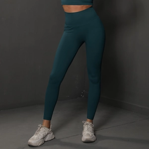 Détail du legging de yoga taille haute sans couture en vert foncé à coupe compression