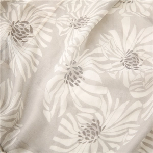 Vue détaillée du tissu doux effet lin avec imprimés de fleurs abstraites grises et blanches