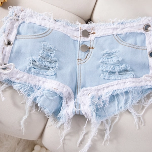Detalle de pantalones cortos vaqueros azul claro con bordes deshilachados y ojales