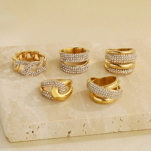 Ensemble de 5 bagues de luxe plaquées or en acier titane avec pavé de cristaux zircons