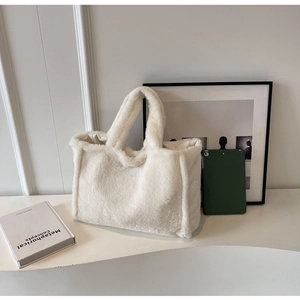 Gros plan détaillé d'un sac cabas en peluche blanche avec texture douce en fausse fourrure