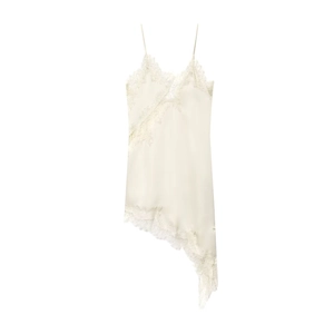 Détail d'une robe en satin crème avec bordure en dentelle fine et ourlet asymétrique