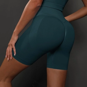 Nahaufnahme der nahtlosen Rippstruktur einer dunkelgrünen High-Waist Yoga-Shorts