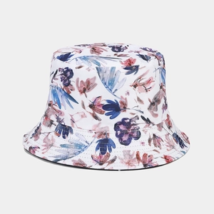 Détail du chapeau bob avec des motifs de fleurs à l'aquarelle violettes et roses