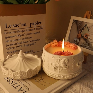 Dettaglio dello stampo per candela con rilievo a giostra e fiori secchi decorati