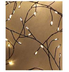 Dettaglio di luci LED a ramo bianco caldo con cavi neri per decorazioni natalizie