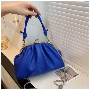 Détail du sac nuage plissé bleu roi avec fermoir à baiser argenté et bandoulière chaîne