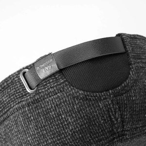 Dettaglio cappello lana grigio scuro con trama a nido d'ape e cinturino in pelle