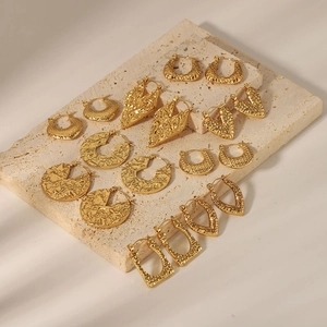 Boucles d'oreilles en acier inoxydable doré 18K aux textures géométriques sur support pierre