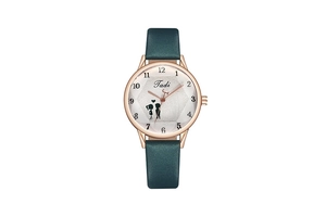Détail d'une montre en or rose avec bracelet en cuir vert et cadran au motif de cœur