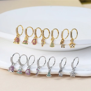 Weihnachts-Ohrring-Set in Gold und Silber mit Rentier- und Schneeflocken-Anhängern