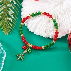 Macro di bracciale natalizio con perline e ciondoli a forma di albero e campanellini festosi