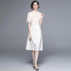 Robe midi blanche française à manches bouffantes avec détails en dentelle de luxe