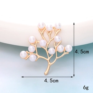Detailed view of branch shaped pearl brooch in gold metal with 4.5cm size markings