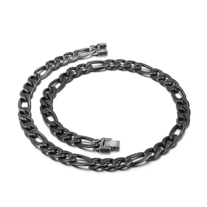 Collana a catena Figaro in metallo scuro vintage con chiusura a scatto su fondo bianco