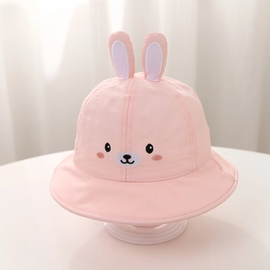 Détail du chapeau de soleil rose pour bébé avec oreilles de lapin 3D et broderie fine