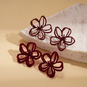 Boucles d'oreilles fleuries avec finitions velours et métalliques en rouge bordeaux