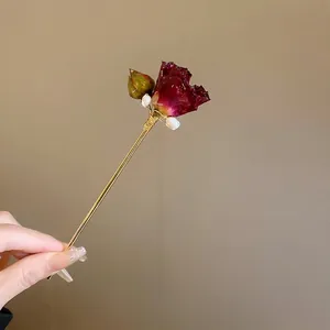 Pic à cheveux vintage doré orné de roses rouges et perles blanches pour coiffure chic