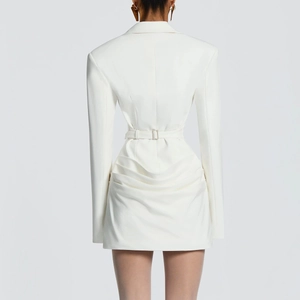 Dettaglio posteriore dell'abito blazer bianco con cintura e orlo a pieghe elegante