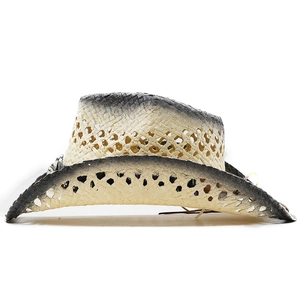 Détail d'un chapeau de cowboy en paille avec bords vieillis et tissage respirant