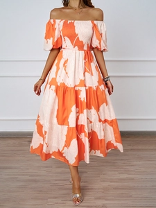 Détails de la robe fleurie à épaules dénudées avec manches bouffantes et jupe à volants