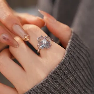 Bague élégante en argent torsadé avec une fleur de trèfle en zircon bleu pour femme