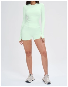 Détail de l'ensemble de yoga vert menthe sans couture avec haut à manches longues