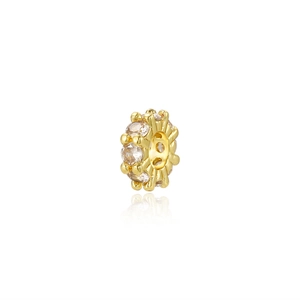 Détail d'une perle plaquée or 18 carats avec zircons champagne et reflet miroir délicat