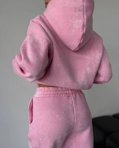 Vue arrière d'un ensemble jogging rose délavé à capuche avec pantalon sur un modèle