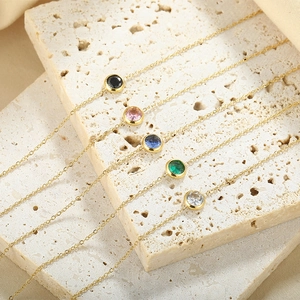 Dettaglio di bracciali in acciaio inossidabile placcato oro 18K con zirconi colorati